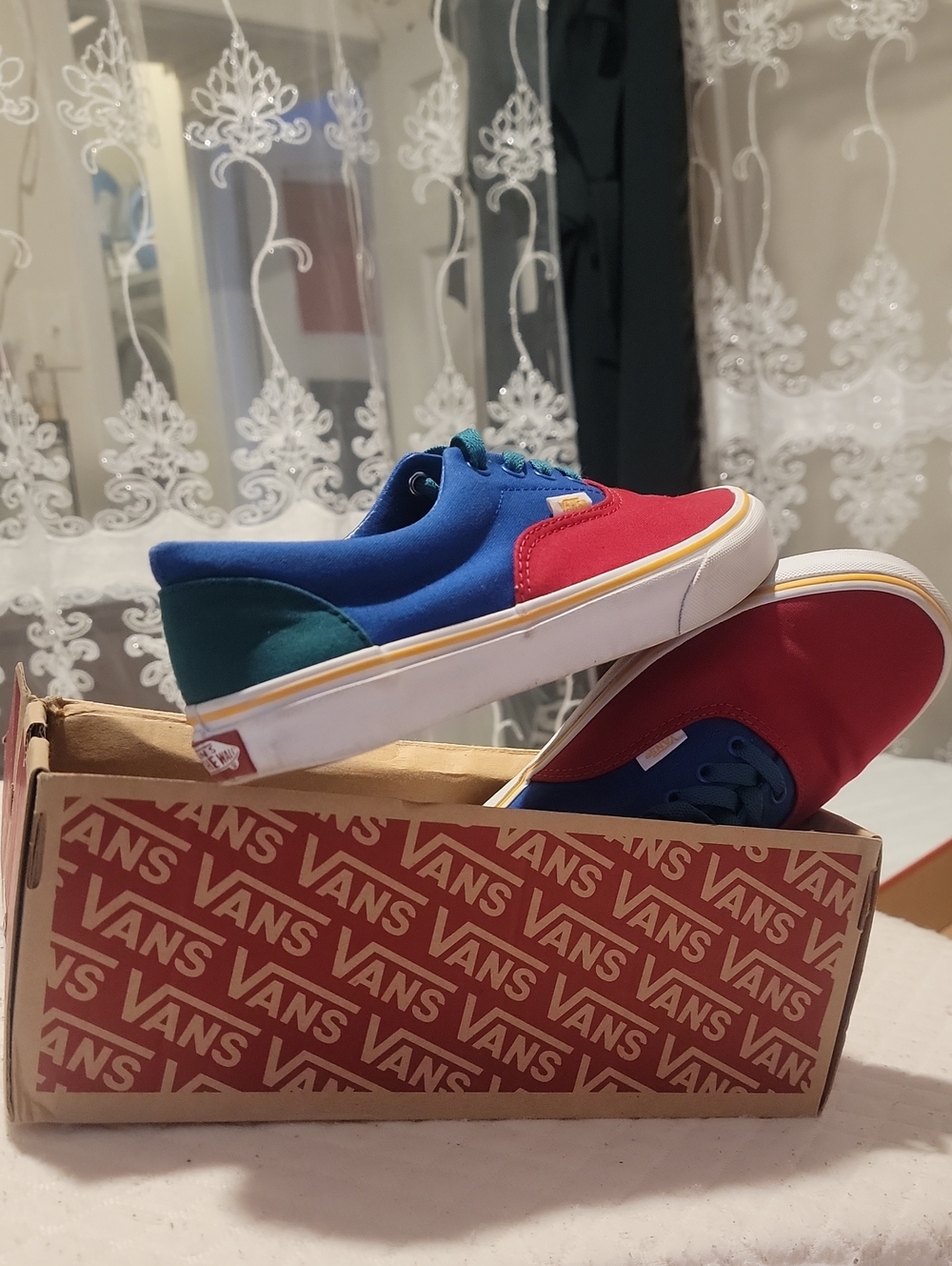 Vans Low-Top Sneakers in Blue, Red & Green Women Size 7